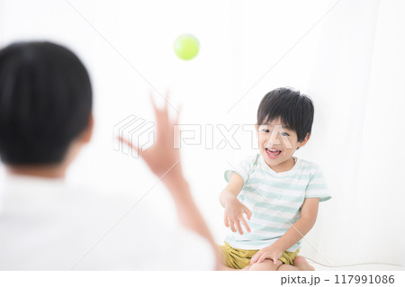 ボールを投げる幼児 体の発達や成長などのイメージ ボールを投げる幼児 体の発達や成長などのイメージ 117991086
