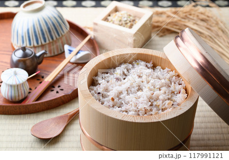 お櫃に入れた炊きたての雑穀ご飯 ( 雑穀米 ) お櫃に入れた炊きたての雑穀ご飯 ( 雑穀米 ) 117991121