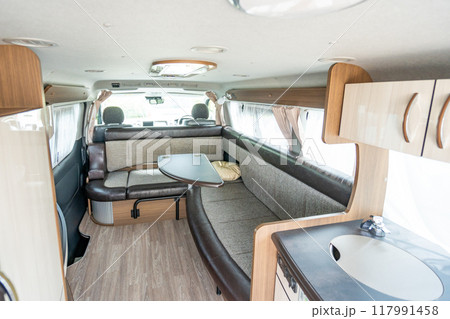 キャンピングカー　バンライフ　旅行　車中泊　災害時の一時避難所　L字ソファー 117991458