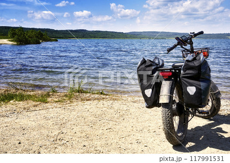 Electric fat bike by a reservoir during a bicycle tour through Czechia 117991531