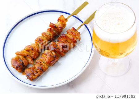 焼き鳥とビール 焼き鳥とビール 117991582