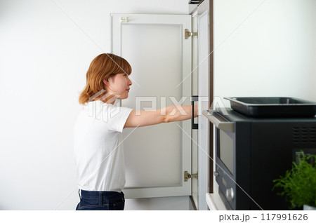 食器棚を開ける女性　家事　料理　生活 117991626
