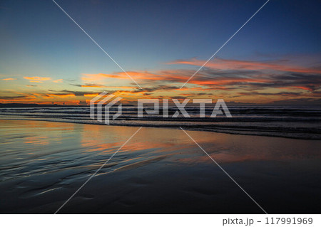 姉子の浜夕景 117991969