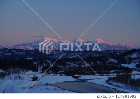 快晴の空を背景に夕日を浴びて輝く越後三山の雪山と信濃川の風景　　Ver1 117991992