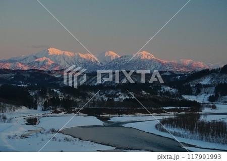 快晴の空を背景に夕日を浴びて輝く越後三山の雪山と信濃川の風景 Ver2 快晴の空を背景に夕日を浴びて輝く越後三山の雪山と信濃川の風景 Ver2 117991993