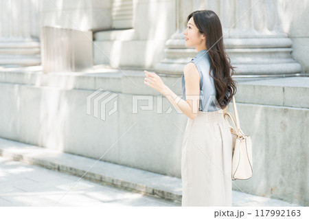 オフィス街を歩くビジネスウーマン 後ろ姿 オフィス街を歩くビジネスウーマン 後ろ姿 117992163