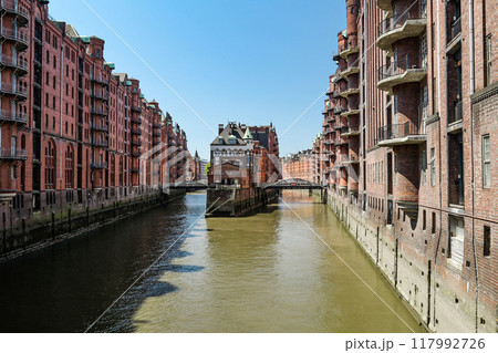 Sightseeing Oh Hamburg - Pedestrian Trail To The Port Of Hamburg 117992726