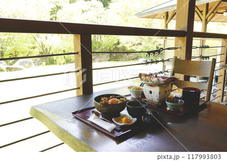 飛騨郷土料理 けいちゃん丼と飛騨牛朴葉味噌膳をテラス席で 117993803