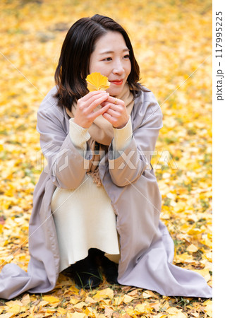 紅葉狩りを楽しむ若い女性 紅葉狩りを楽しむ若い女性 117995225