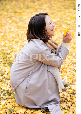 紅葉狩りを楽しむ若い女性 117995226