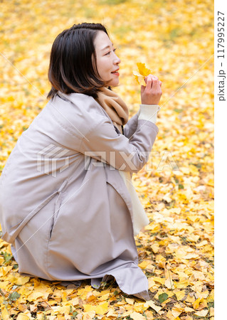 紅葉狩りを楽しむ若い女性 紅葉狩りを楽しむ若い女性 117995227