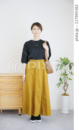 女性秋服夏服のファッションコーディネート全身（縦向き）. 117995362
