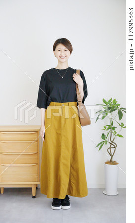 女性秋服夏服のファッションコーディネート全身（縦向き）. 117995363