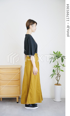女性秋服夏服のファッションコーディネート全身（縦向き）. 117995364
