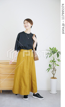 女性秋服夏服のファッションコーディネート全身(縦向き). 女性秋服夏服のファッションコーディネート全身(縦向き). 117995374
