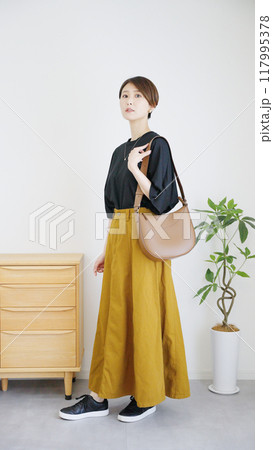 女性秋服夏服のファッションコーディネート全身（縦向き）. 117995378