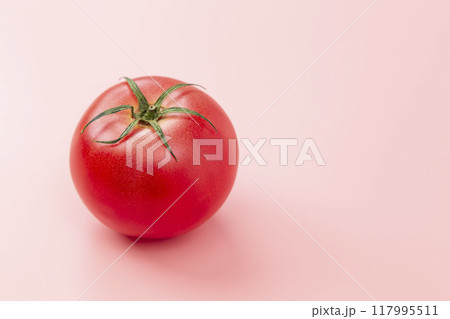 ピンク背景にトマト 117995511