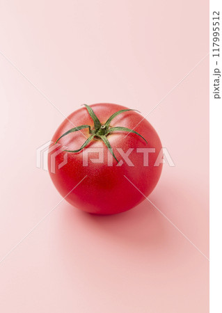 ピンク背景にトマト 117995512