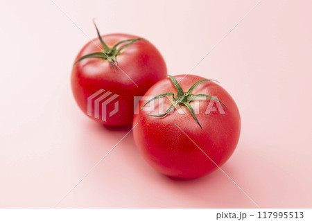 ピンク背景にトマト 117995513