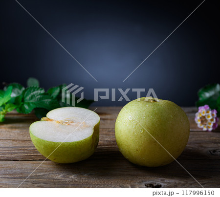 シャキッとした食感 二十世紀梨 （ 黒背景 ） 117996150