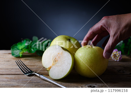 シャキッとした食感 二十世紀梨 （ 黒背景 ） 117996158