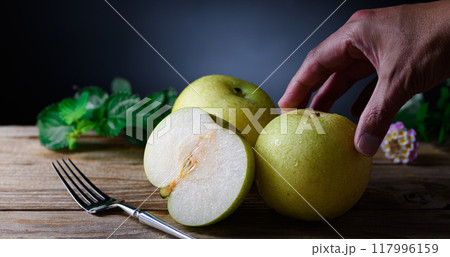 シャキッとした食感 二十世紀梨 ( 黒背景 ) シャキッとした食感 二十世紀梨 ( 黒背景 ) 117996159