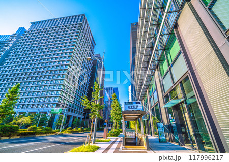 日本の東京都市景観 みずほ丸の内タワー（銀行会館）前の大手町駅出入口D4などを望む＝8月3日 117996217