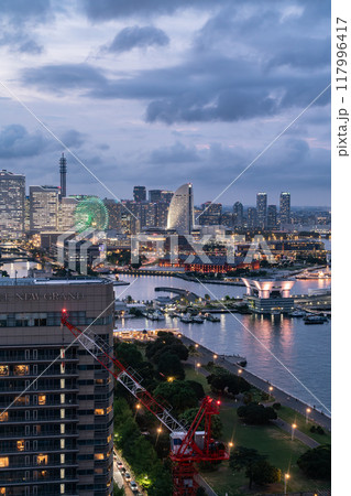 【神奈川県】夕暮れの横浜ベイエリア 117996417