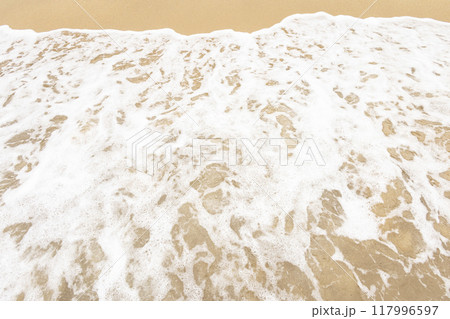 砂浜に打ち寄せる波 砂浜に打ち寄せる波 117996597