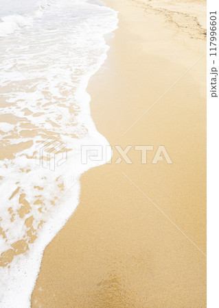 砂浜に打ち寄せる波 117996601