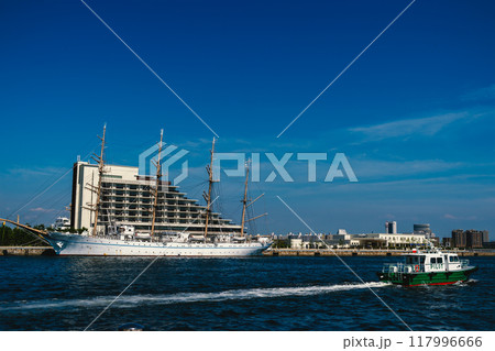 帆船海王丸入港時の神戸港の夕景、6月、日本 117996666