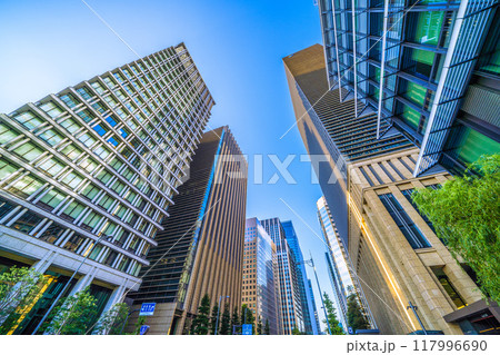 日本の東京都市景観 大手町駅出入口D5前から三井住友銀行東館などを望む。奥は大手町の交差点＝8月3日 117996690