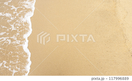 砂浜に打ち寄せる波 117996889