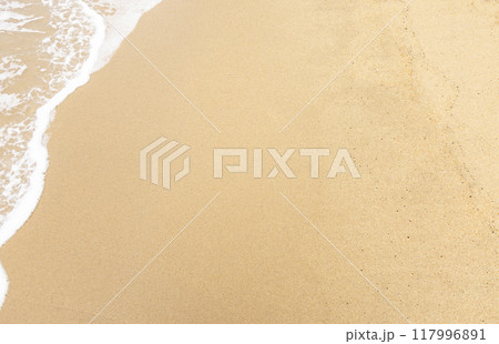砂浜に打ち寄せる波 117996891