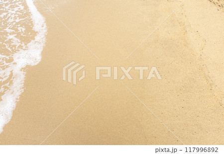 砂浜に打ち寄せる波 117996892
