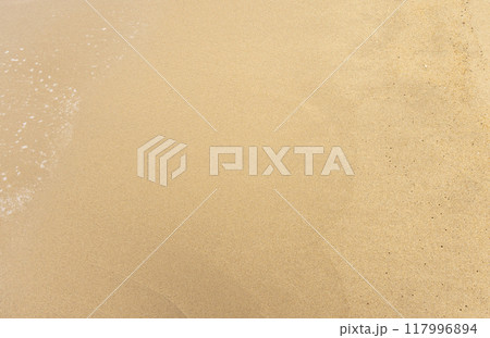 砂浜に打ち寄せる波 117996894