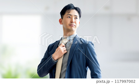 ネクタイを締める男性ビジネスマン 117997002
