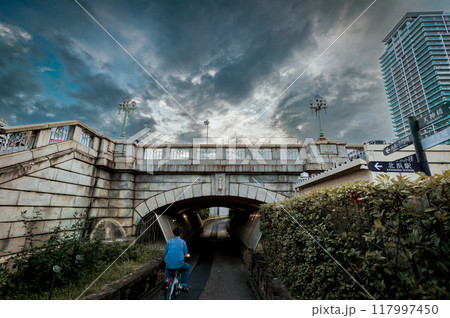 難波橋通り抜け遊歩道と自転車、7月10日、日本 難波橋通り抜け遊歩道と自転車、7月10日、日本 117997450