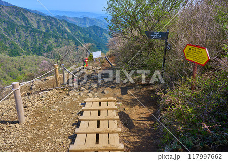 春の神奈川県秦野市丹沢の三ノ塔から烏尾山に向かう表尾根の三ノ塔地蔵付近の登山道の道標 117997662