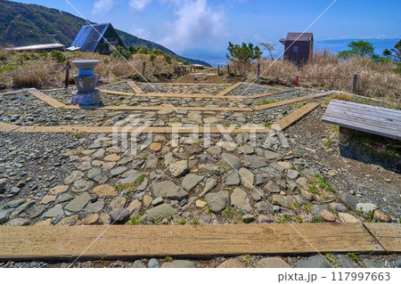 春の神奈川県秦野市丹沢の烏尾山山頂から烏尾山荘と南側の眺望(三ノ塔、秦野市街など) 117997663