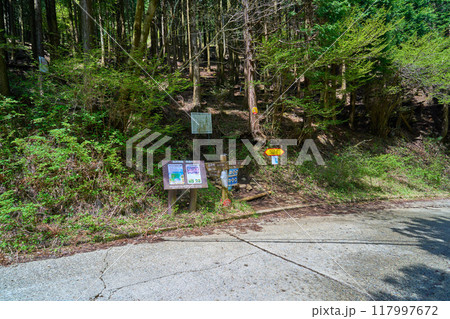 神奈川県秦野市の菩提峠の東側の二ノ塔、三ノ塔方面に向う登山口と道標を見る 117997672