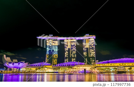 シンガポール　ライトアップされたマリーナベイ 117997736