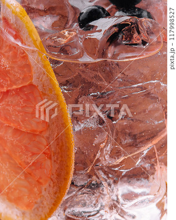 Close-up of iced drink with grapefruit slice 117998527