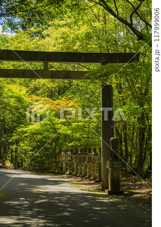 三重県志摩市磯部町にある天の岩戸の二の鳥居 三重県志摩市磯部町にある天の岩戸の二の鳥居 117999006