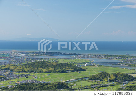 日本　三重県伊勢市　伊勢志摩スカイライン沿いにある一宇田展望台から眺める伊勢平野 117999058