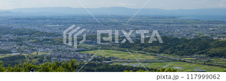 日本　三重県伊勢市　伊勢志摩スカイライン沿いにある一宇田展望台から眺める伊勢平野 117999062