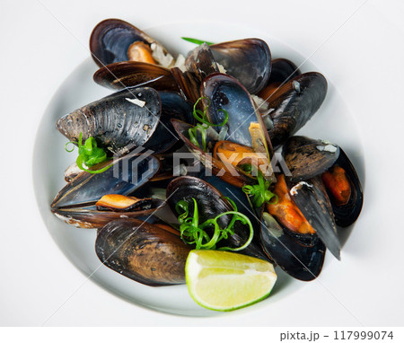 Fresh steamed mussels with lime and herbs 117999074