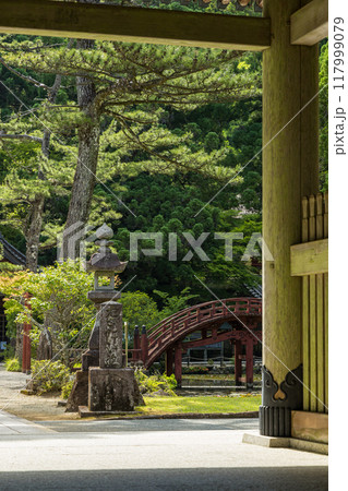 日本 三重県伊勢市朝熊町岳にある金剛證寺の仁王門と連間の池に架かる連珠橋 日本 三重県伊勢市朝熊町岳にある金剛證寺の仁王門と連間の池に架かる連珠橋 117999079