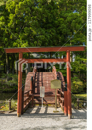 日本 三重県伊勢市朝熊町岳にある金剛證寺の連間の池に架かる連珠橋と雨宝堂 日本 三重県伊勢市朝熊町岳にある金剛證寺の連間の池に架かる連珠橋と雨宝堂 117999098