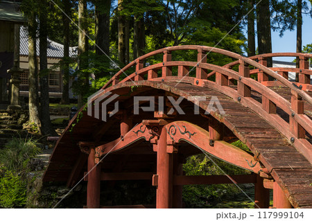 日本　三重県伊勢市朝熊町岳にある金剛證寺の連間の池に架かる連珠橋と雨宝堂 117999104